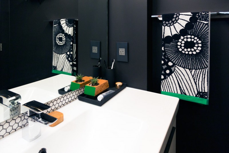 Контрастный декор небольшой ванной комнаты Контрастный декор небольшой ванной комнаты