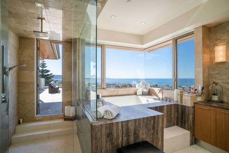 Современная резиденция для одной семьи, расположенная в Манхэттен-Бич, штат Калифорния