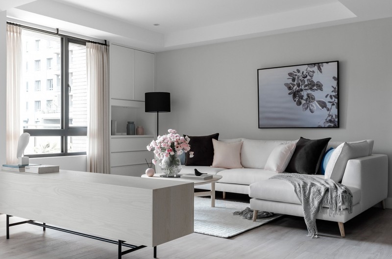 Темные кронтрастные элементы декора в светлом интерьере