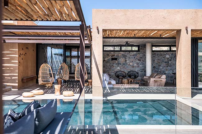 Вилла на Крите, интегрированная в дикий ландшафт и выполненная из камня и натуральных материалов