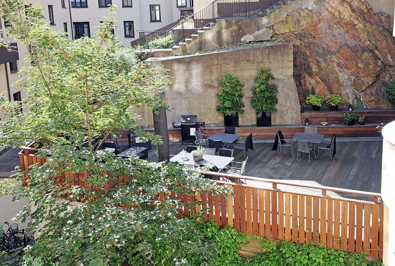 Высокие потолки и хорошо сохранившиеся детали начала ХХ века в апартаментах в Стокгольме