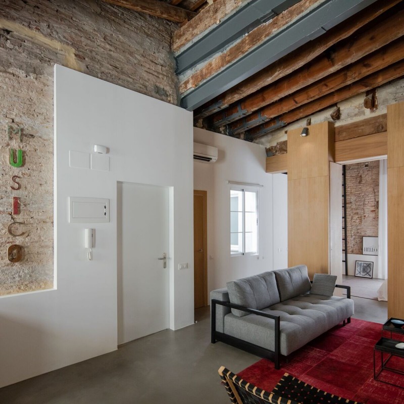 Интерьер апартаментов в реконструированном заброшенном здании начала ХХ века в Валенсии, Испания Интерьер апартаментов в реконструированном заброшенном здании начала ХХ века в Валенсии, Испания