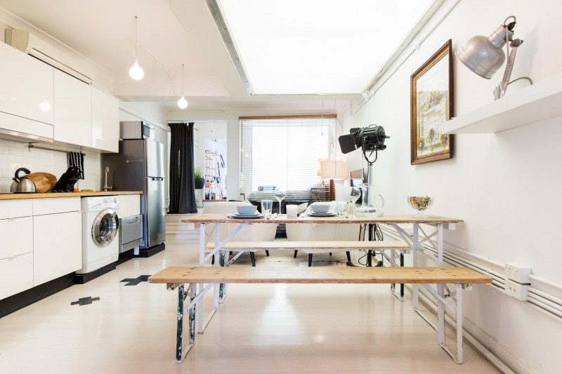 Интерьер просторных светлых апартаментов