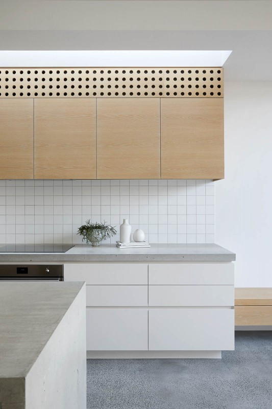 Маленький темный коттедж, превращенный в современный семейный дом