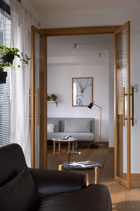 Контраст темных и светлых поверхностей в интерьере просторных апартаментов