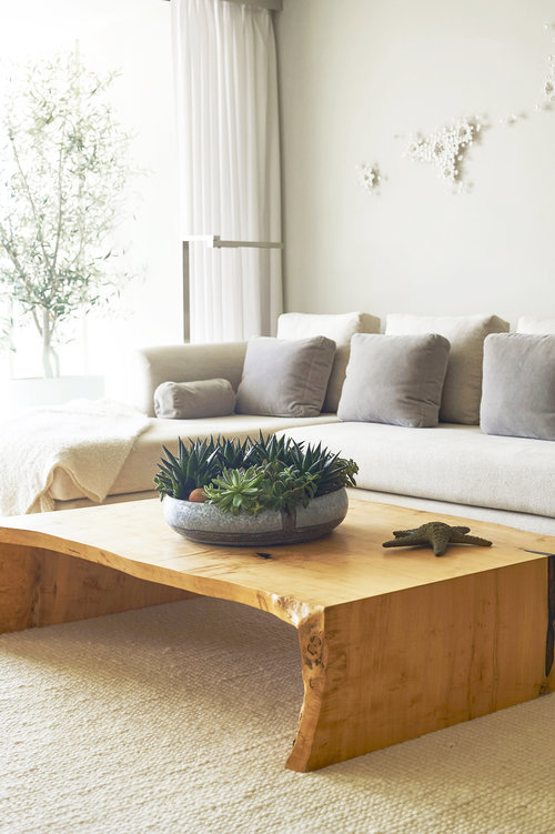 Приземистая мебель и художественные инсталляции в просторном светлом пентхаусе