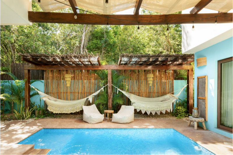 Красочный тропический модернизм в интерьере виллы в Мексике