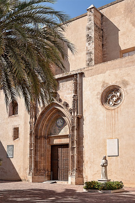 Квартира архитектора Франсиско Рейеса в стенах монастыря Сантисима Тринидад в Валенсии, Испания