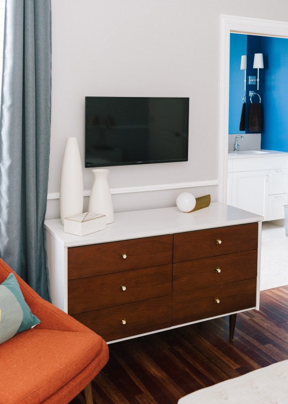 Прохладные цвета и медные акценты в интерьере просторных чикагских апартаментов Прохладные цвета и медные акценты в интерьере просторных чикагских апартаментов