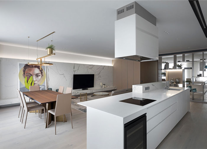 Декор квартиры с элегантными текстурами из светлого дерева и мрамора