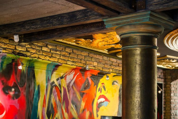 Эклектичный декор лофта, расположенного в бывшем старинном магазине