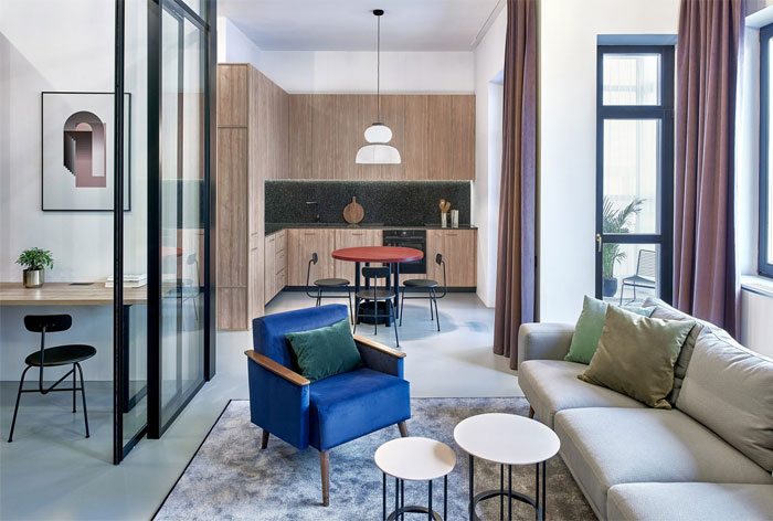 Интенсивные контрастные цвета и материалы в интерьере минской квартиры Интенсивные контрастные цвета и материалы в интерьере минской квартиры