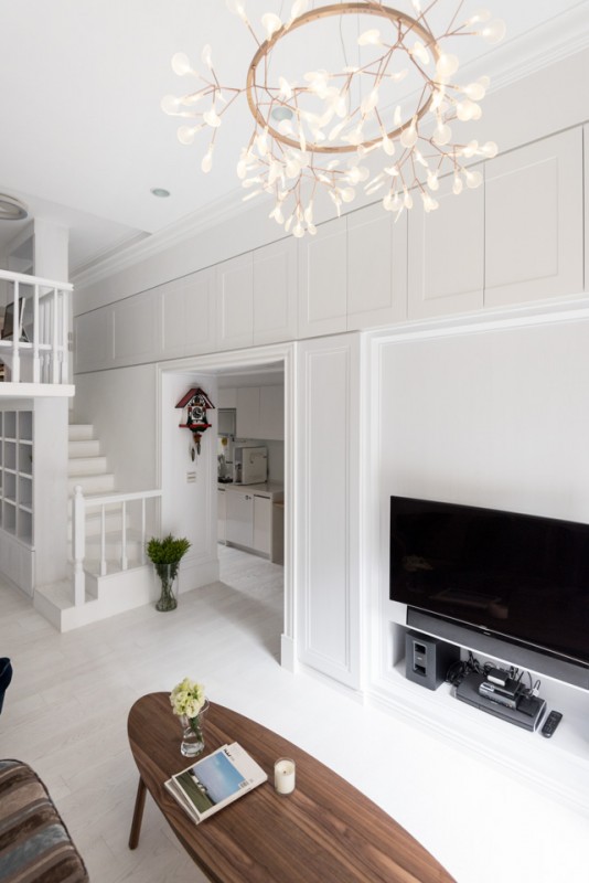 Яркие акценты в белоснежном интерьере