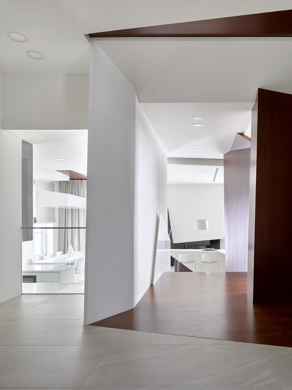 Контраст ярко белого и насыщенного коричневого в облицовке стен загородного дома Контраст ярко белого и насыщенного коричневого в облицовке стен загородного дома