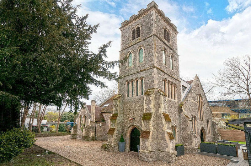 Средневековая церковь, преобразованная в частную резиденцию в Снодленде, Шотландия