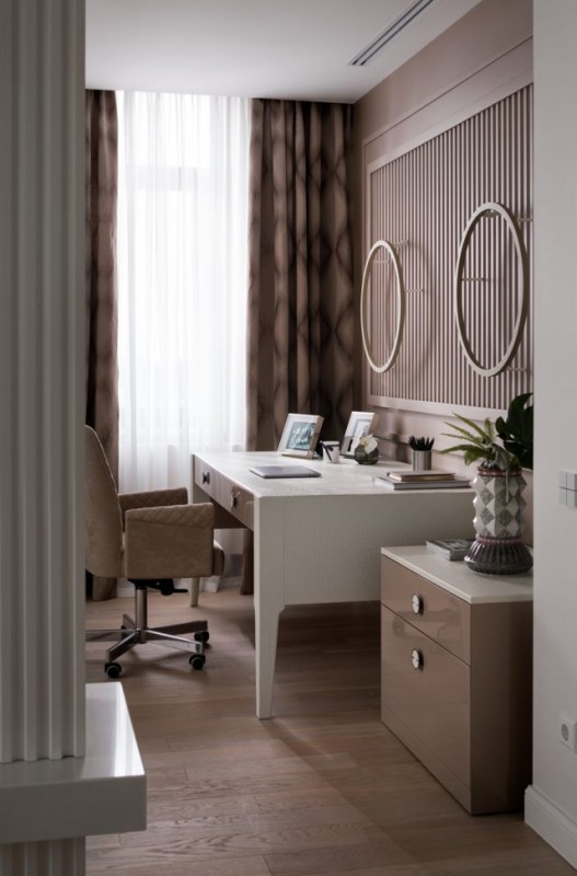 Светлый интерьер с яркими акцентами