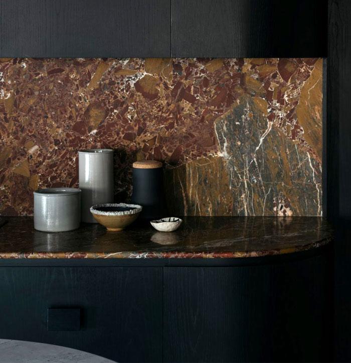 Темные оттенки в интерьере квартиры в Сиднее Темные оттенки в интерьере квартиры в Сиднее