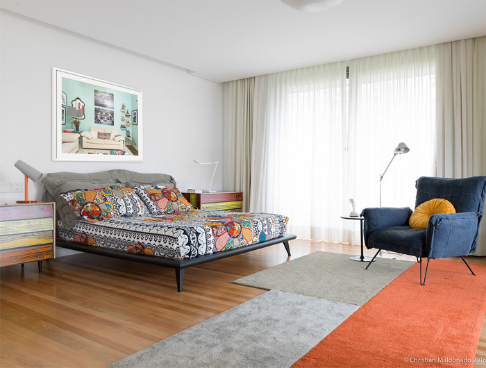 Интерьер пентхауса с полированными бетонными полами и обширной деревянной облицовкой