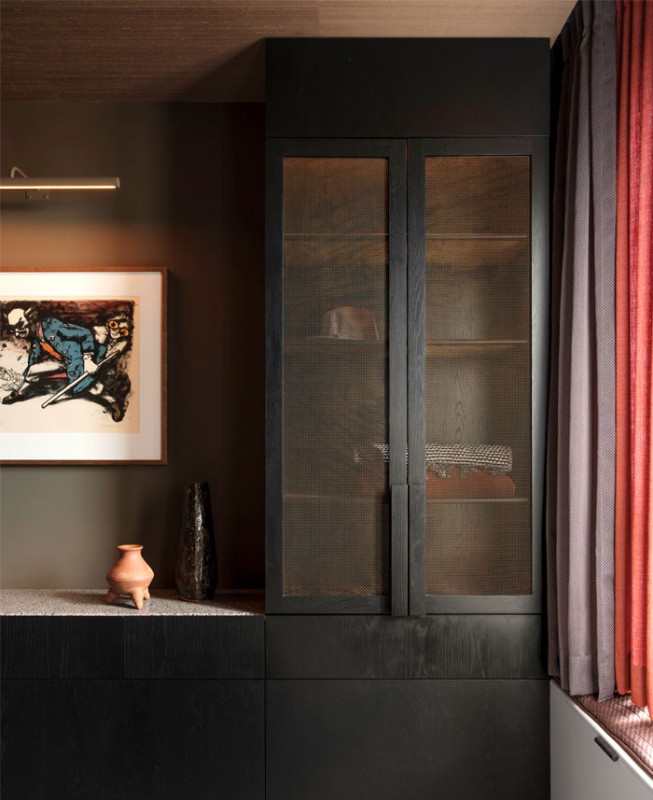 Темные оттенки в интерьере квартиры в Сиднее Темные оттенки в интерьере квартиры в Сиднее