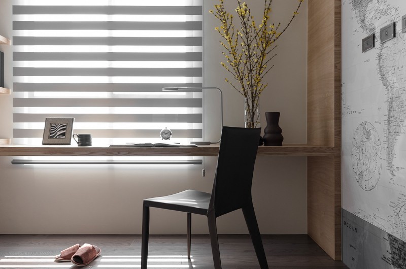 Интерьер в темных тонах с яркими акцентами Интерьер в темных тонах с яркими акцентами