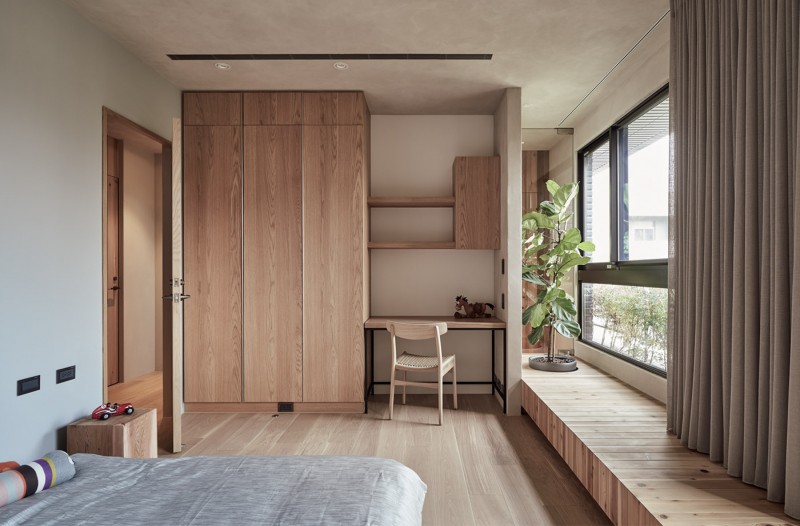 Сочетание дерева и металла в дизайне просторного семейного дома