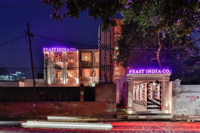 Интерьер индийского ресторана The Pink Zebra (Feast India Co.)