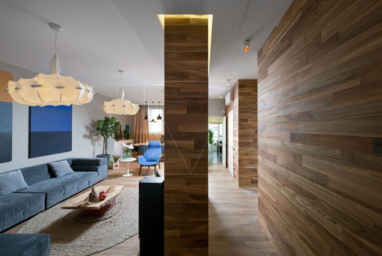 Деревянные поверхности и яркие цвета - современная квартира для молодой семьи