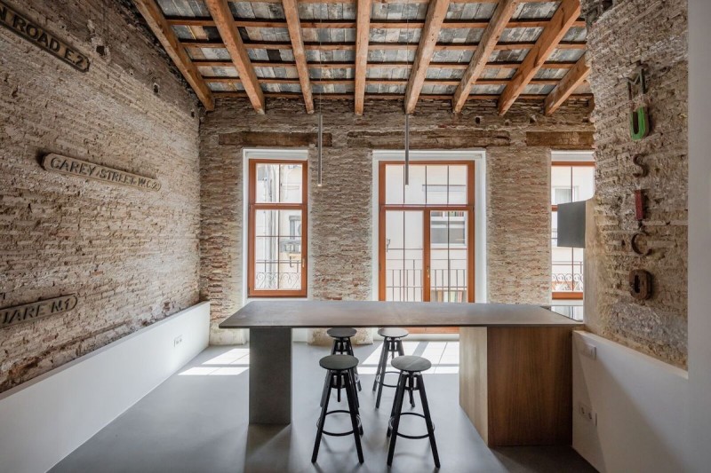 Интерьер апартаментов в реконструированном заброшенном здании начала ХХ века в Валенсии, Испания Интерьер апартаментов в реконструированном заброшенном здании начала ХХ века в Валенсии, Испания