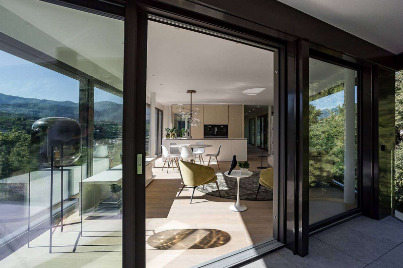 Многоквартирный дом, расположенный в Швейцарии, в городе Парадизо Многоквартирный дом, расположенный в Швейцарии, в городе Парадизо