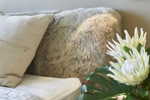 Приземистая мебель и художественные инсталляции в просторном светлом пентхаусе