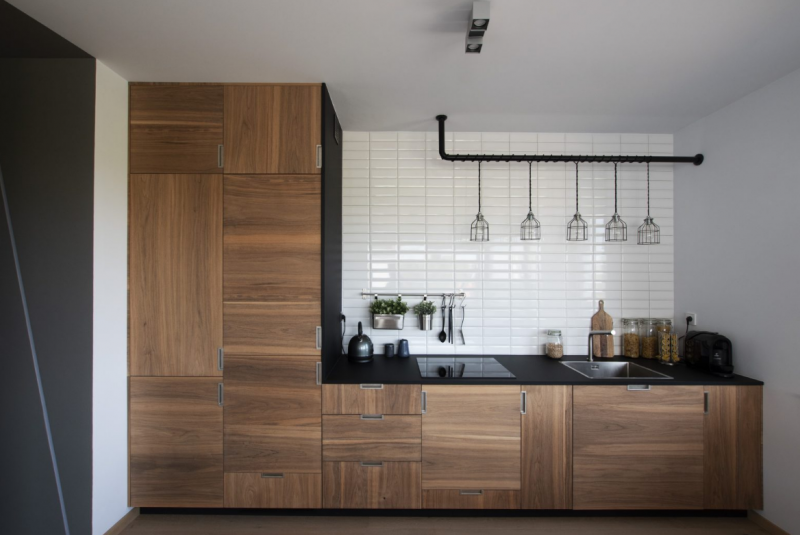 Промышленные акценты и натуральное дерево в дизайне польской квартиры