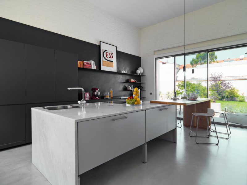 Светлая квартира с яркими элементами декора