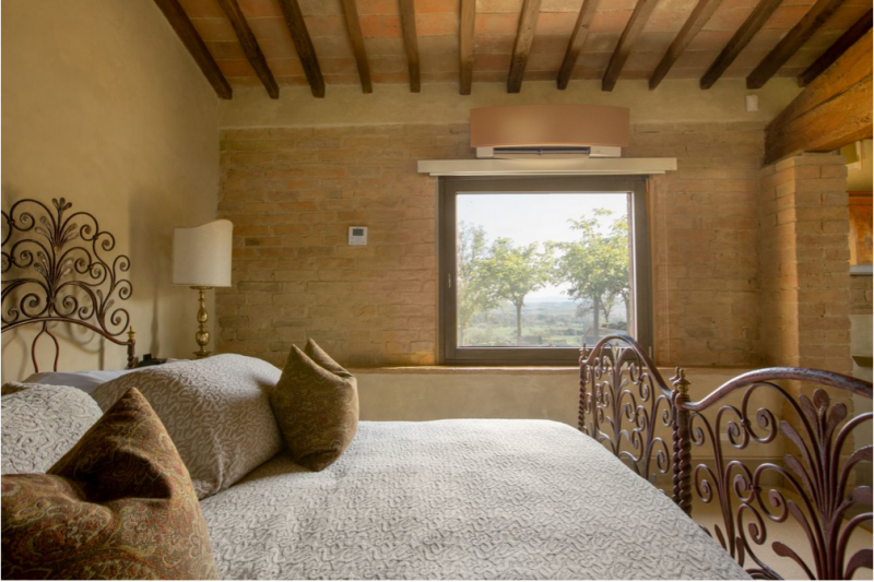 400-летний фермерский дом на вершине холма недалеко от Сиены, Италия 400-летний фермерский дом на вершине холма недалеко от Сиены, Италия