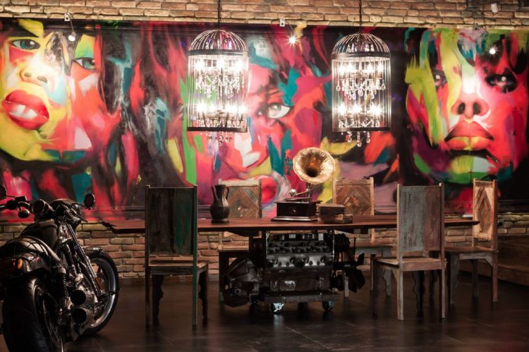Эклектичный декор лофта, расположенного в бывшем старинном магазине