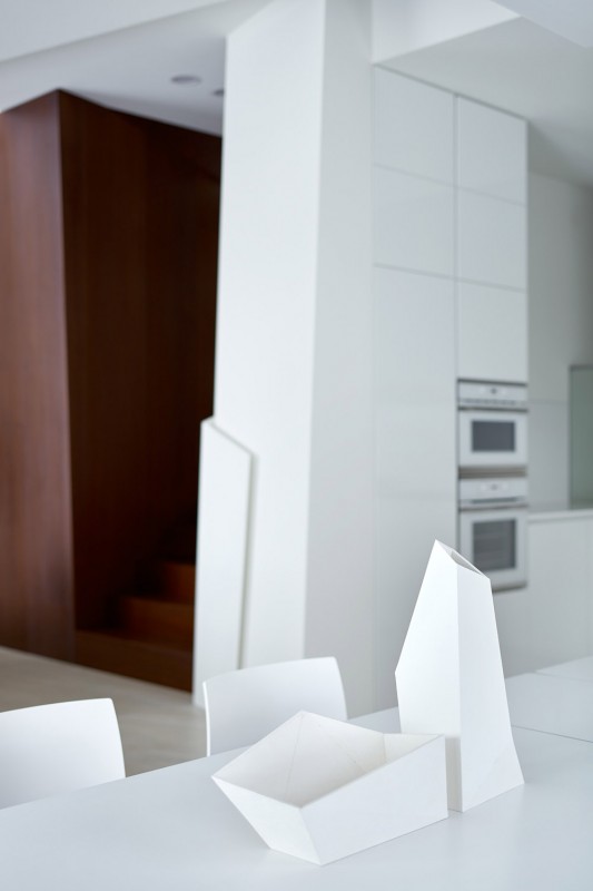 Контраст ярко белого и насыщенного коричневого в облицовке стен загородного дома Контраст ярко белого и насыщенного коричневого в облицовке стен загородного дома