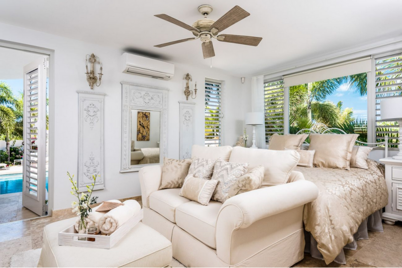 Небольшой отель Pearl West в городе Лонг-Бэй-Хиллс, острова Тёркс и Кайкос