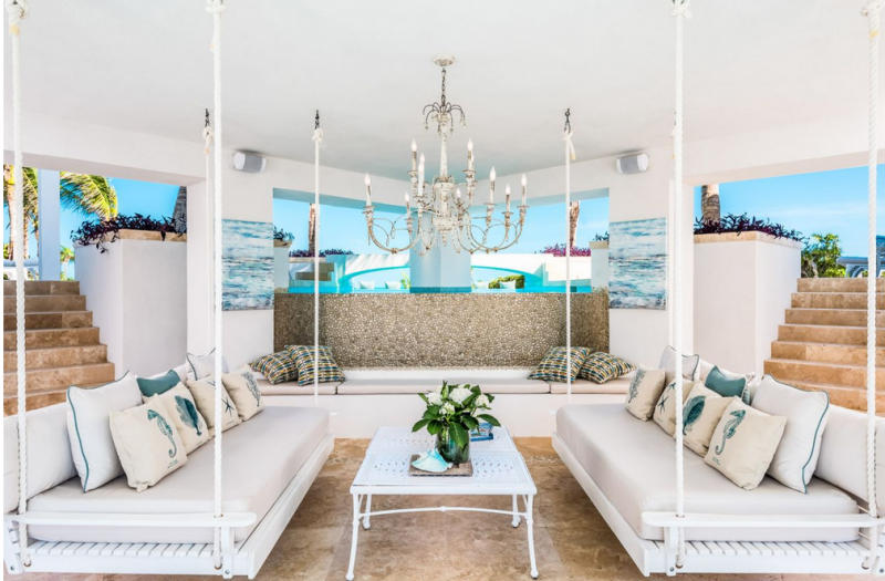 Небольшой отель Pearl West в городе Лонг-Бэй-Хиллс, острова Тёркс и Кайкос