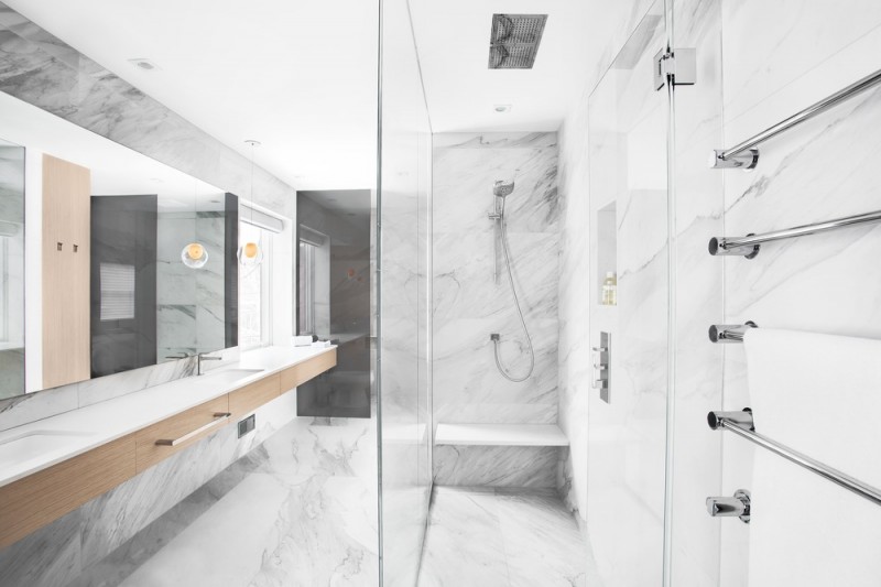 Сочетание белого цвета и дерева в интерьере апартаментов в Монреале, Канада