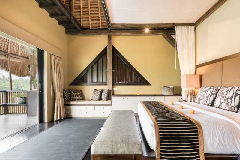 Современная вилла с соломенной крышей и видом на джунгли