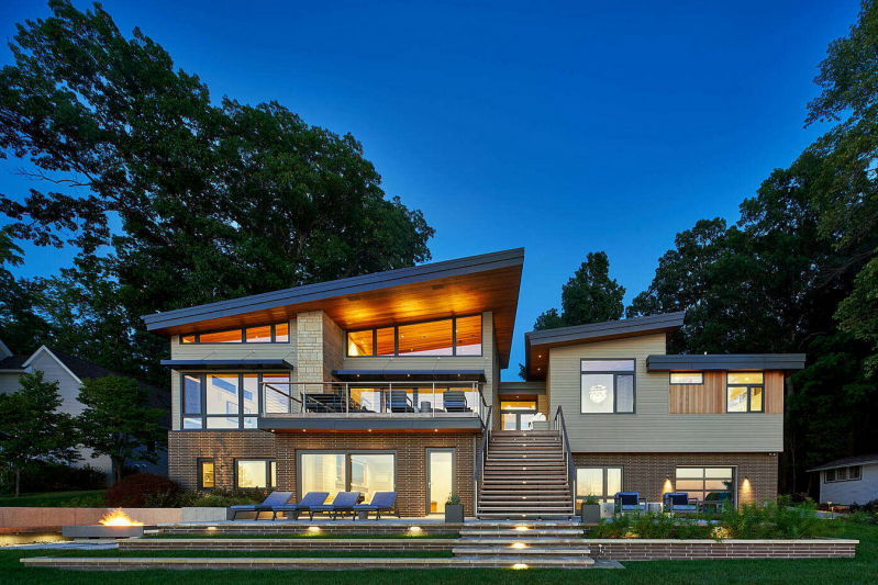 Трехэтажная резиденция, расположенная в Рокфорде, штат Мичиган Трехэтажная резиденция, расположенная в Рокфорде, штат Мичиган