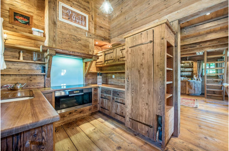 Классическое деревянное шале в Банье, Швейцария