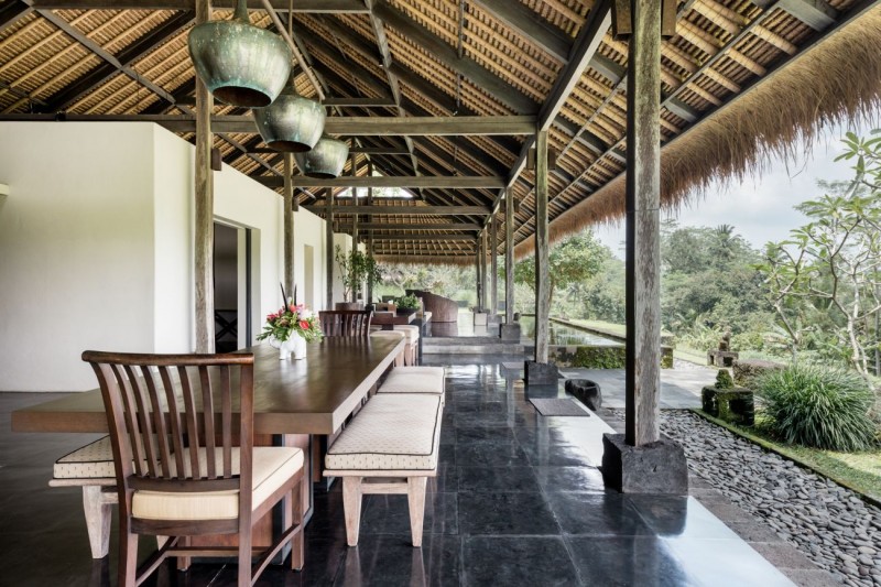Современная вилла с соломенной крышей и видом на джунгли