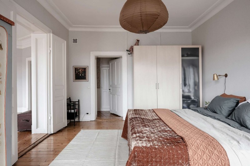 Высокие потолки и хорошо сохранившиеся детали начала ХХ века в апартаментах в Стокгольме