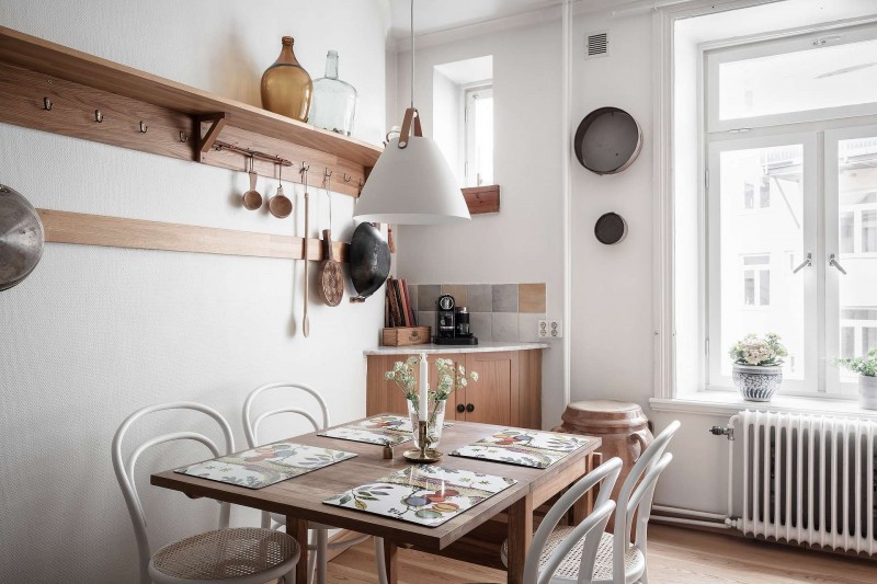 Высокие потолки и хорошо сохранившиеся детали начала ХХ века в апартаментах в Стокгольме