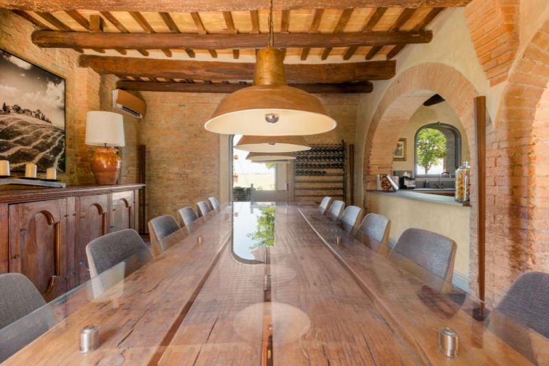 400-летний фермерский дом на вершине холма недалеко от Сиены, Италия 400-летний фермерский дом на вершине холма недалеко от Сиены, Италия