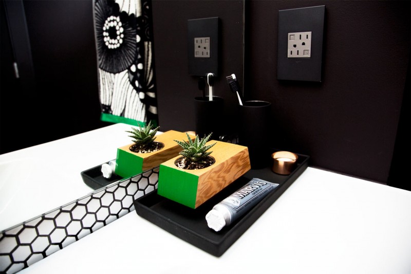 Контрастный декор небольшой ванной комнаты Контрастный декор небольшой ванной комнаты