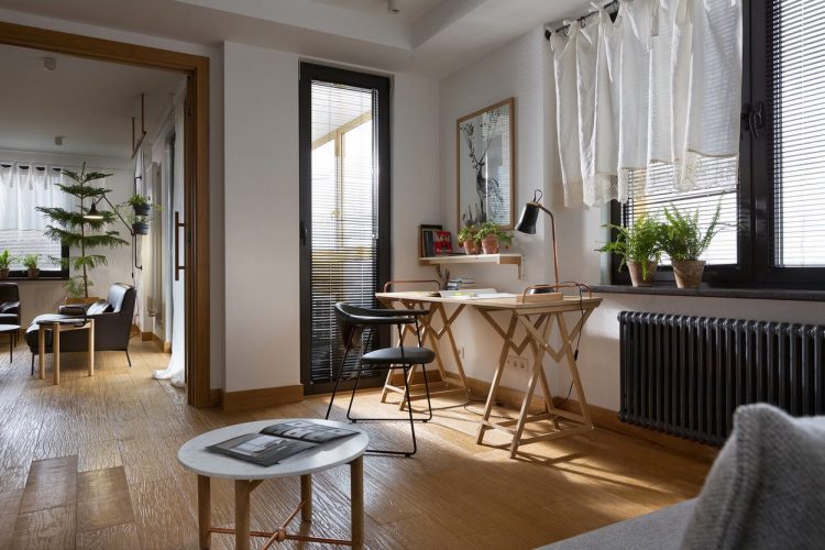 Контраст темных и светлых поверхностей в интерьере просторных апартаментов