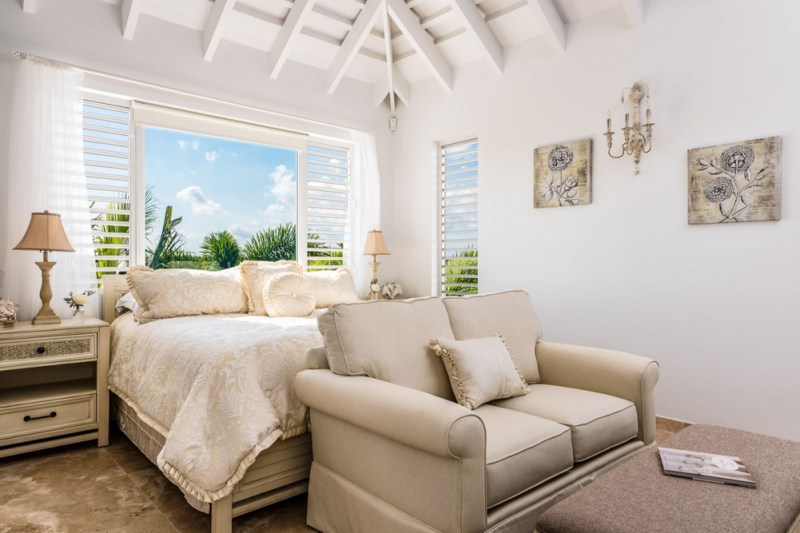 Небольшой отель Pearl West в городе Лонг-Бэй-Хиллс, острова Тёркс и Кайкос