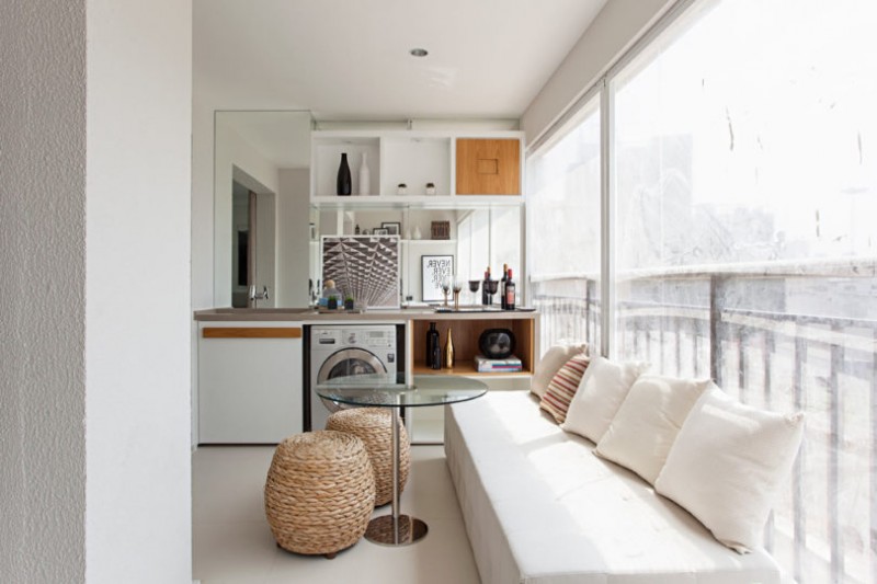 Нейтральная цветовая палитра и стеклянные стены в компактной квартире площадью 35 м2 Нейтральная цветовая палитра и стеклянные стены в компактной квартире площадью 35 м2