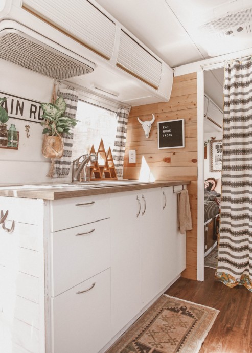 Трейлер Airstream, принадлежащий музыканту Райану Санчесу и дизайнеру Шине Армстронг Трейлер Airstream, принадлежащий музыканту Райану Санчесу и дизайнеру Шине Армстронг